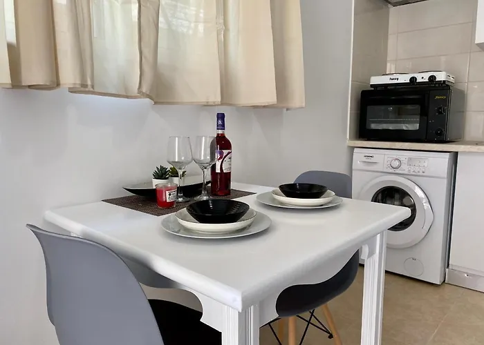 El Greco In Town, Walking Distance To The - No 15 *